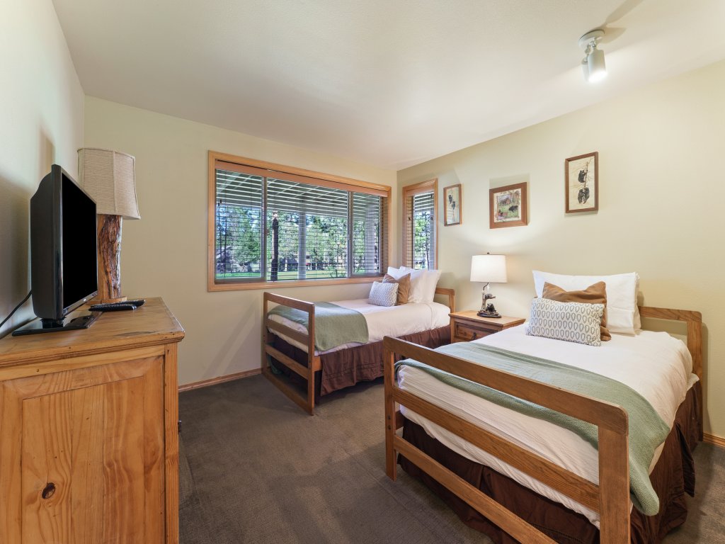 7 Vine Maple Vacation Rental in Sunriver - RedAwning