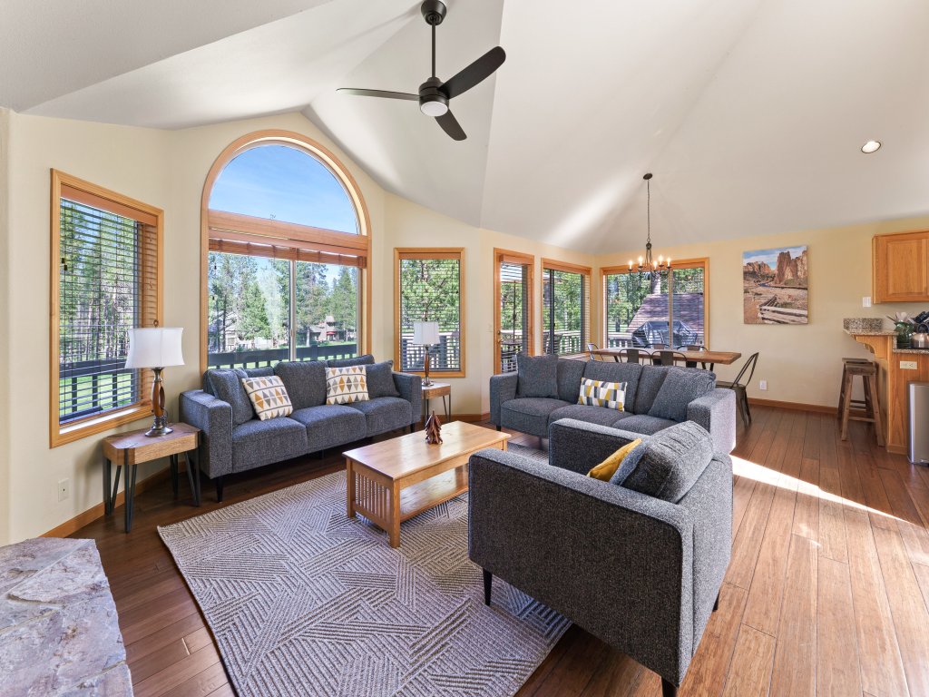 7 Vine Maple Vacation Rental in Sunriver - RedAwning