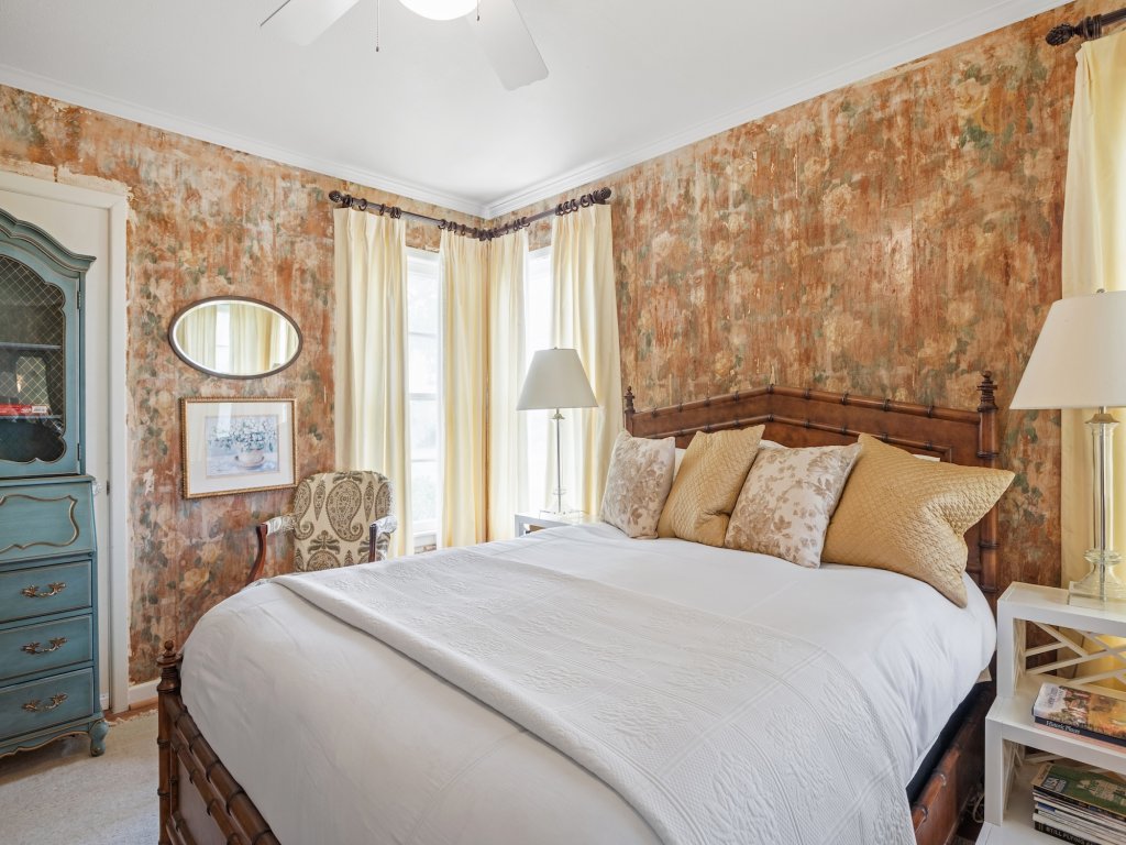 Yellow Rose Vacation Rental in Fredericksburg - RedAwning