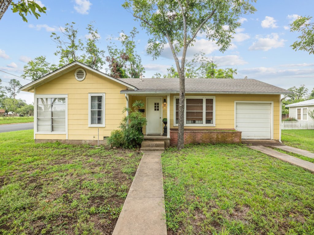Yellow Rose Vacation Rental in Fredericksburg - RedAwning