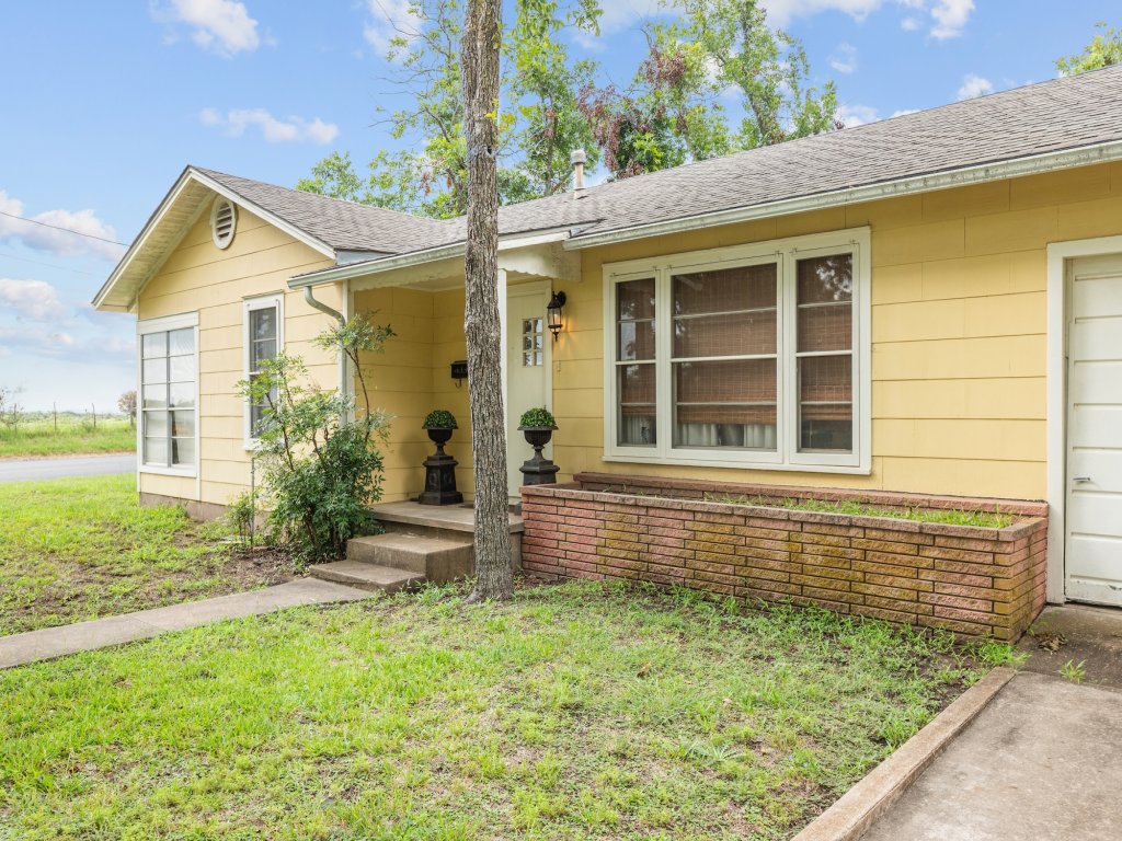 Yellow Rose Vacation Rental in Fredericksburg - RedAwning
