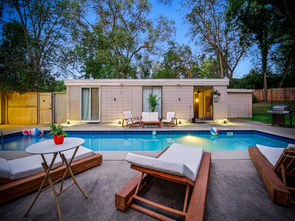The Palms Mirage House Vacation Rental in Iowa - RedAwning
