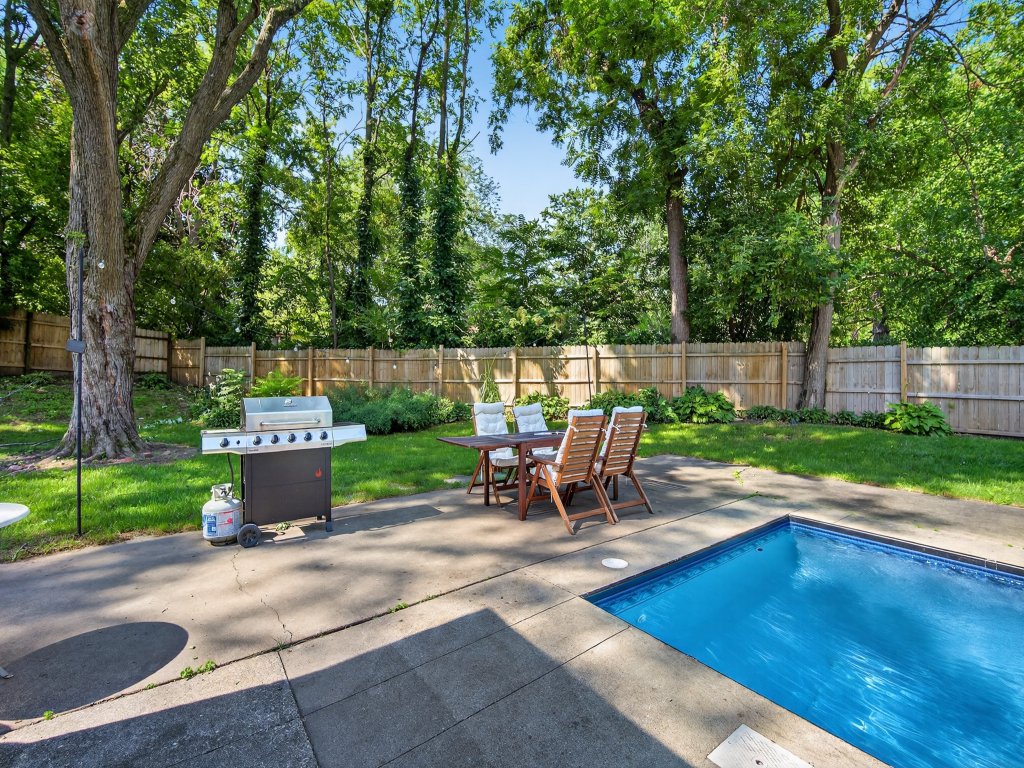 The Palms Mirage House Vacation Rental in Iowa - RedAwning