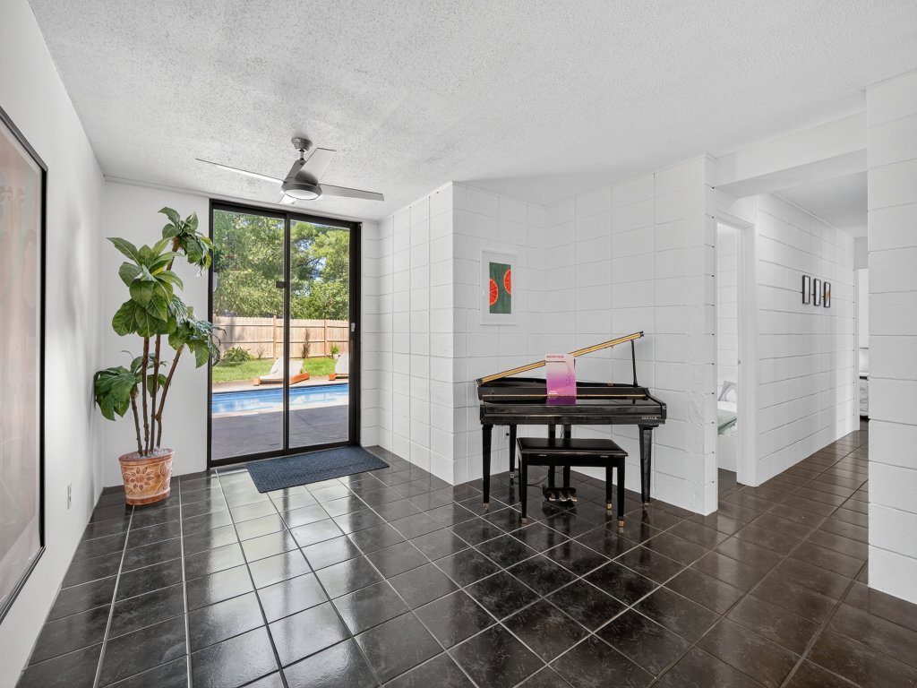 The Palms Mirage House Vacation Rental in Iowa - RedAwning