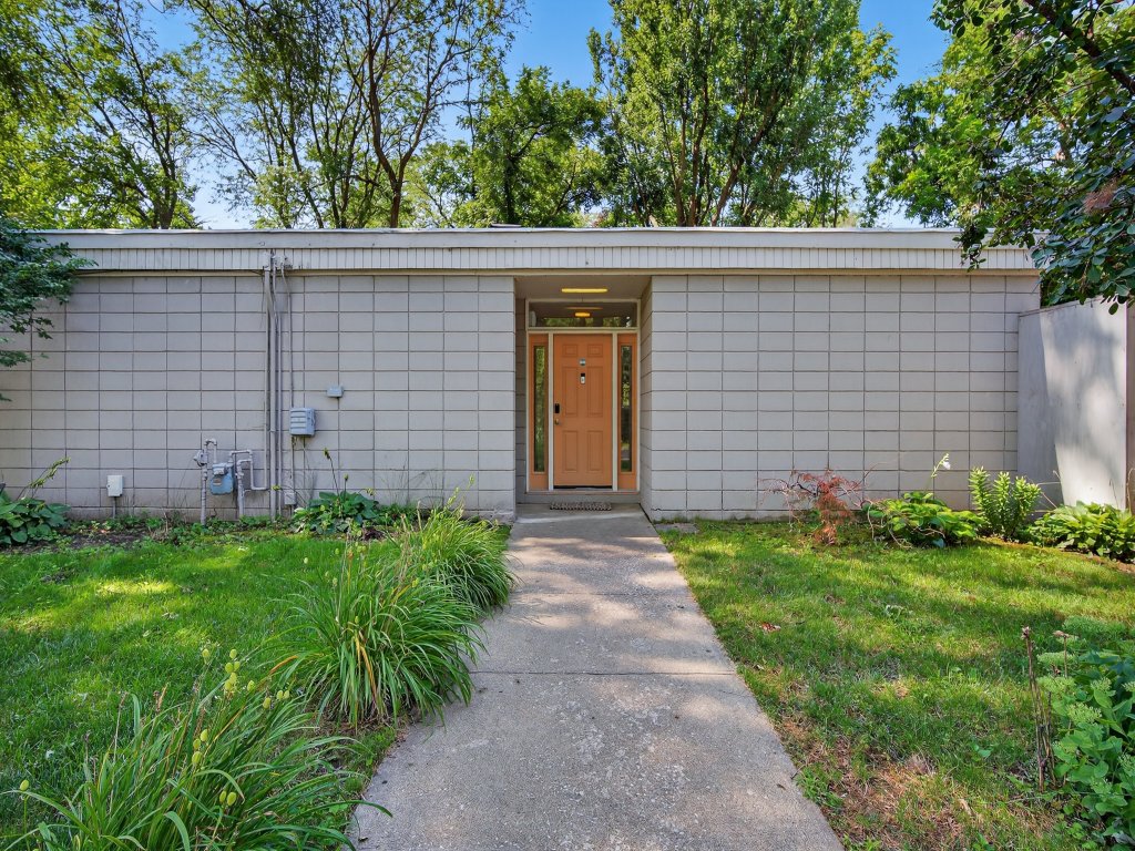 The Palms Mirage House Vacation Rental in Iowa - RedAwning