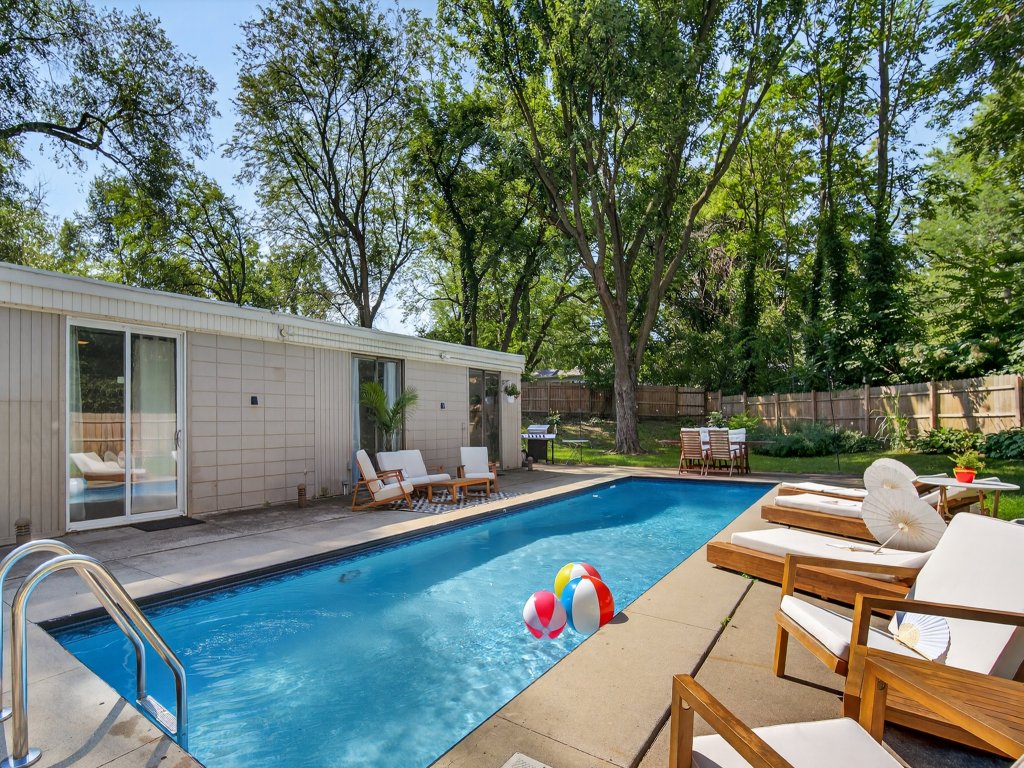 The Palms Mirage House Vacation Rental in Iowa - RedAwning
