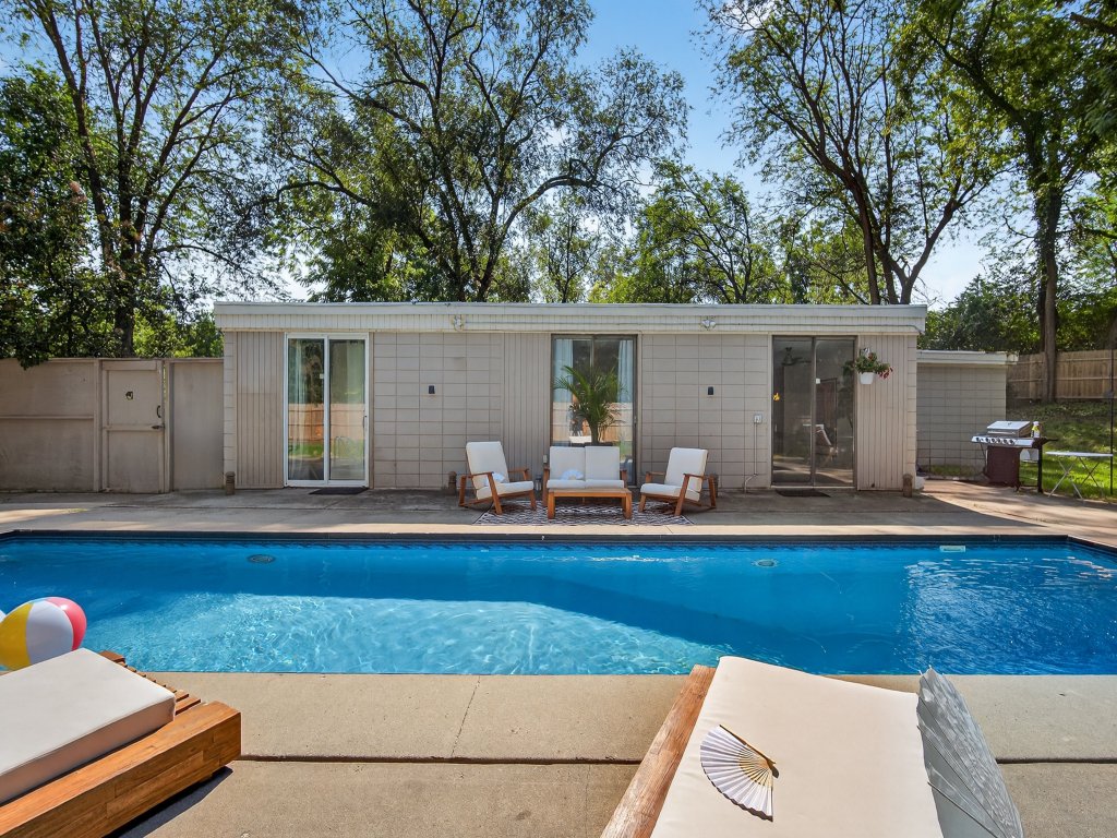 The Palms Mirage House Vacation Rental in Iowa - RedAwning
