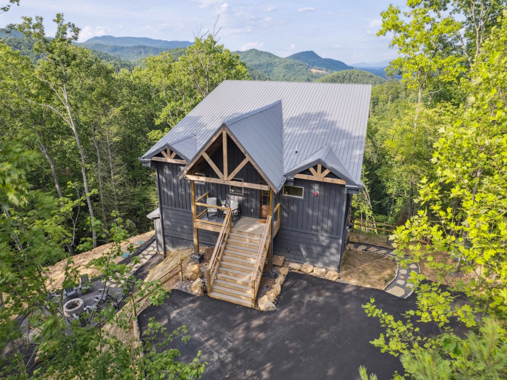 Golden Oaks Cabin Vacation Rental in Tennessee - RedAwning