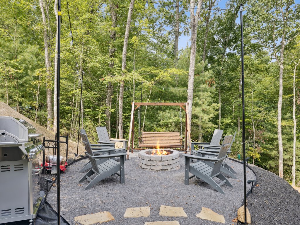 Golden Oaks Cabin Vacation Rental in Tennessee - RedAwning