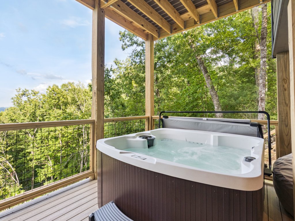 Golden Oaks Cabin Vacation Rental in Tennessee - RedAwning