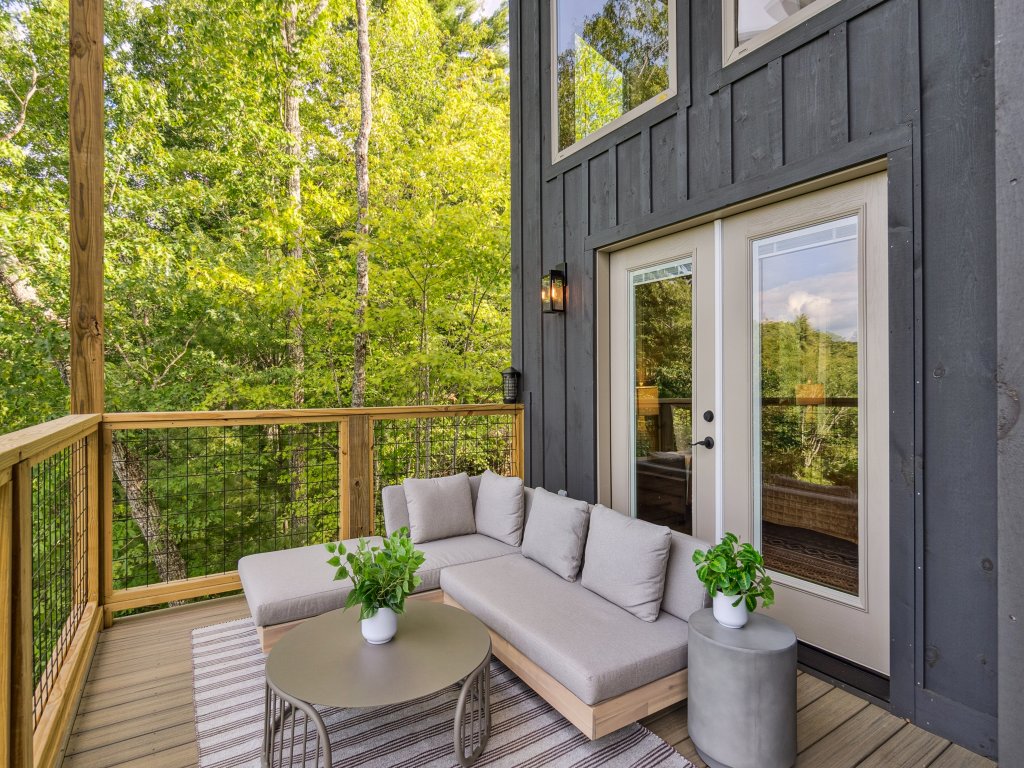 Golden Oaks Cabin Vacation Rental in Tennessee - RedAwning