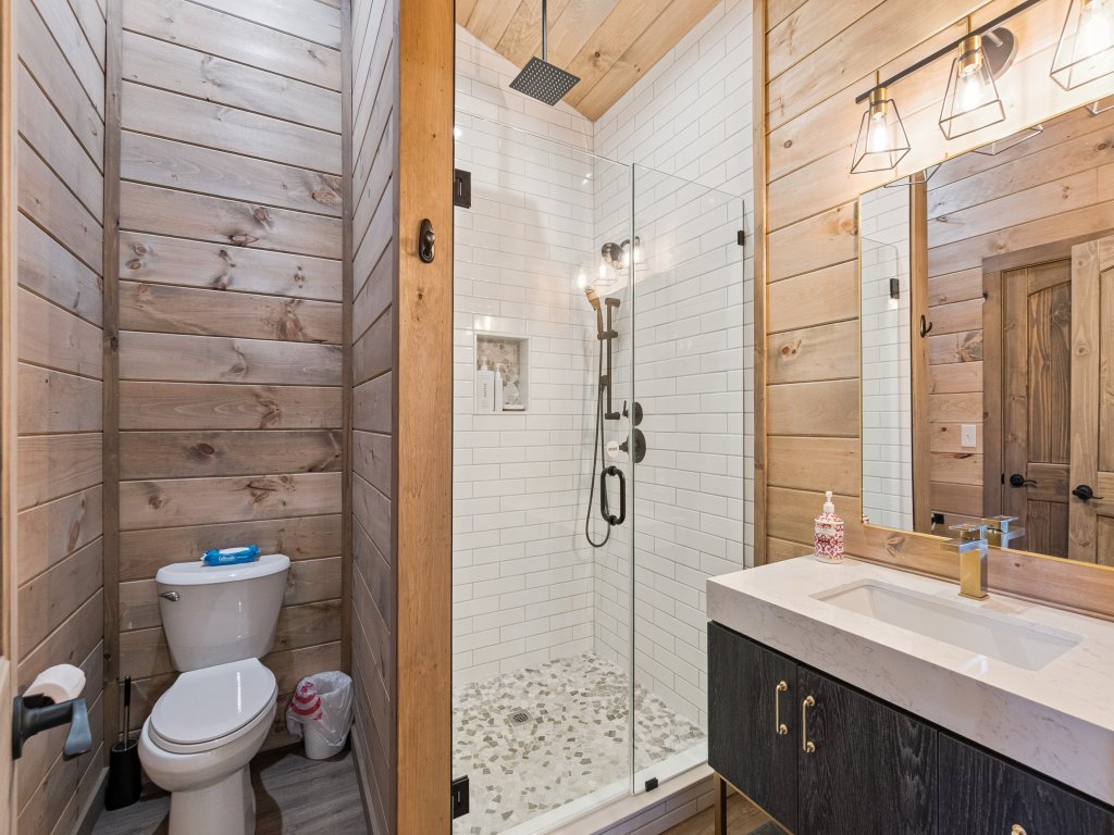 Golden Oaks Cabin Vacation Rental in Tennessee - RedAwning