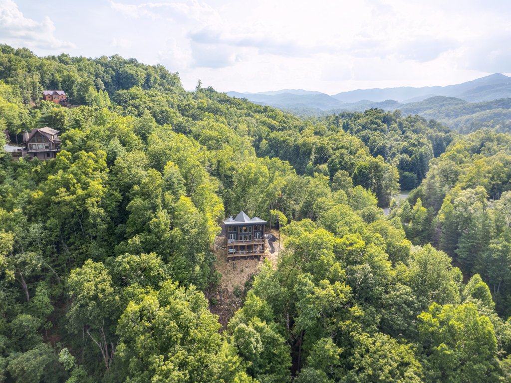 Golden Oaks Cabin Vacation Rental in Tennessee - RedAwning