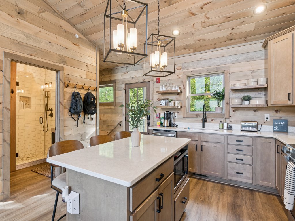 Golden Oaks Cabin Vacation Rental in Tennessee - RedAwning
