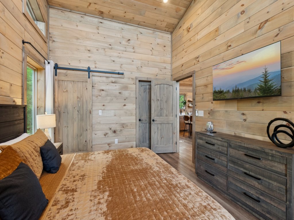 Golden Oaks Cabin Vacation Rental in Tennessee - RedAwning