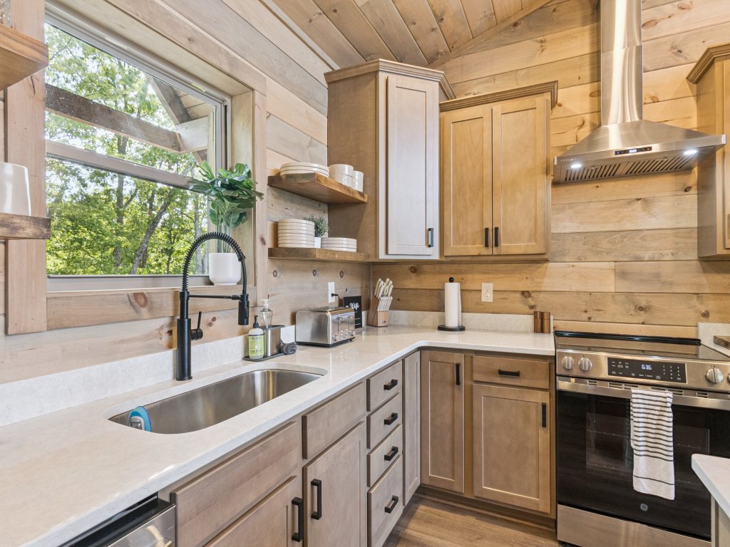 Golden Oaks Cabin Vacation Rental in Tennessee - RedAwning