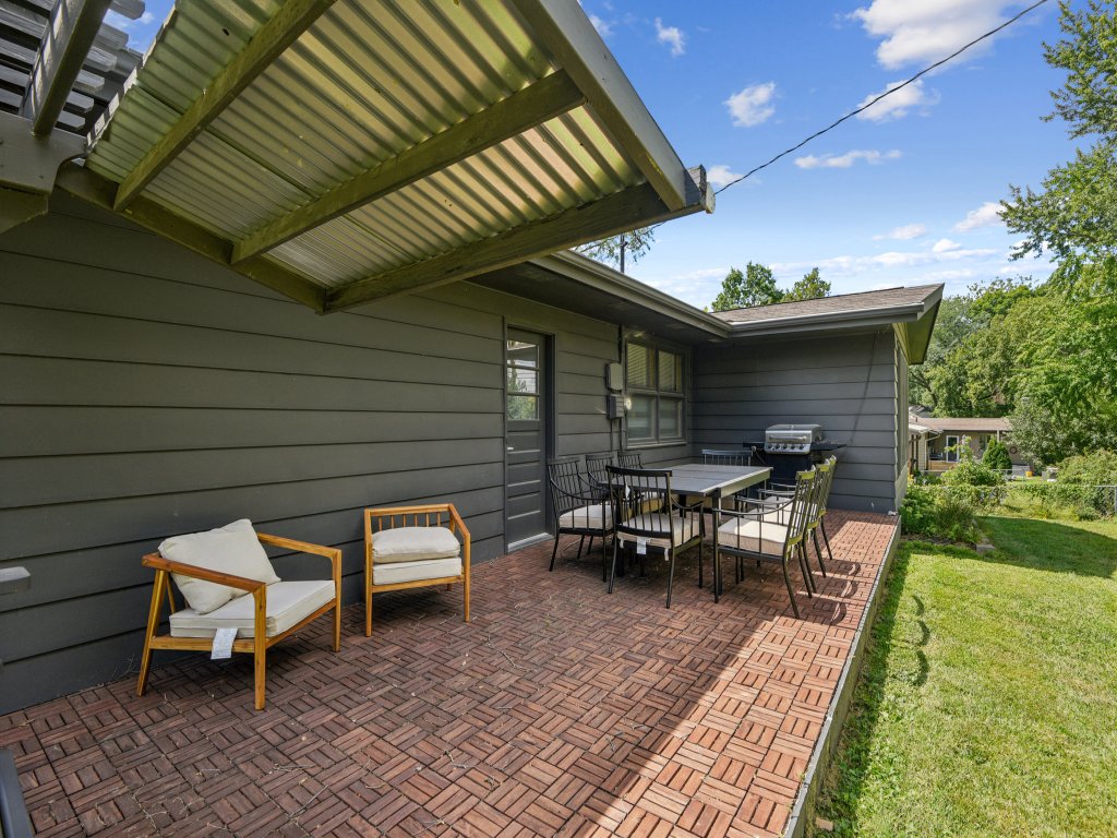 Backyard on Melrose - Walk to Kinnick & Hospital Vacation Rental in Iowa - RedAwning