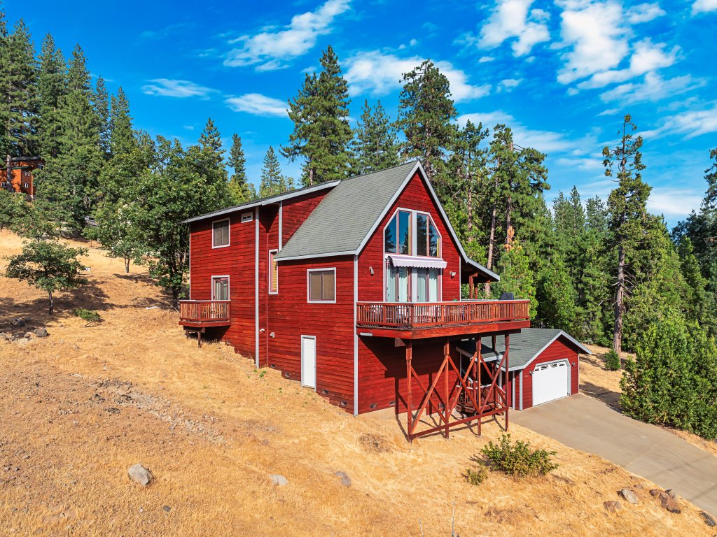 Stunning 3-Bedroom Retreat with Loft – Ideal for Families & Friends Vacation Rental in California - RedAwning