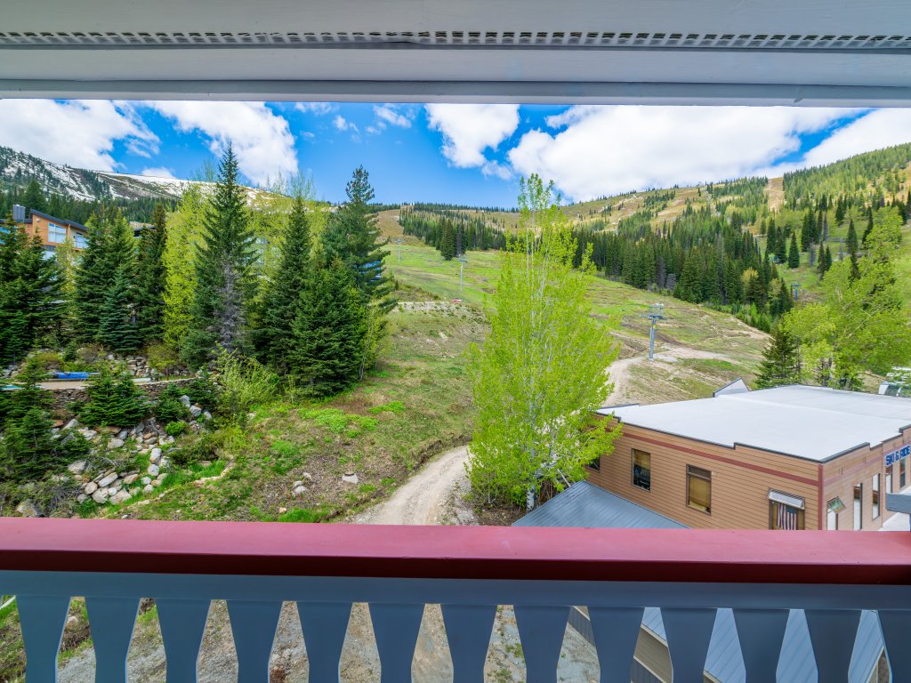 Schweitzer PM: Selkirk Split King - Family Suite w/ Balcony Vacation Rental in Idaho - RedAwning