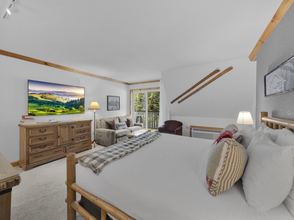 Schweitzer PM: Selkirk Split King - Family Suite w/ Balcony Vacation Rental in Idaho - RedAwning