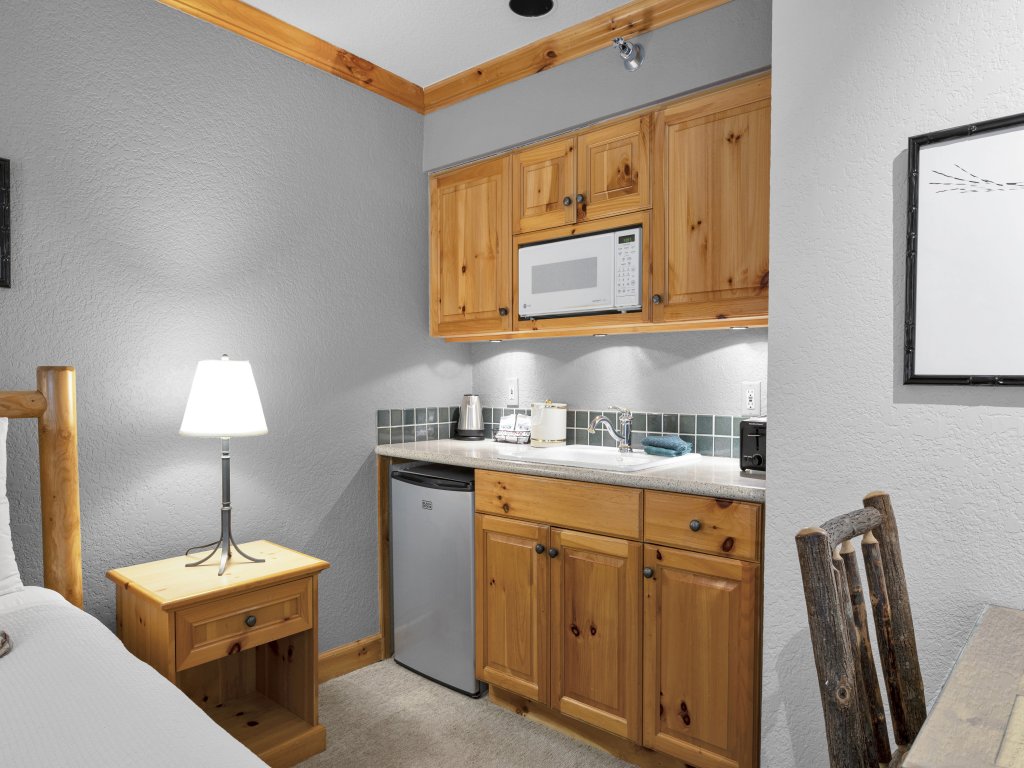 Schweitzer PM: Selkirk Split King - Family Suite w/ Balcony Vacation Rental in Idaho - RedAwning