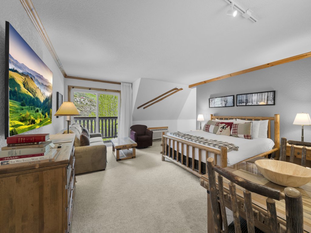 Schweitzer PM: Selkirk Split King - Family Suite w/ Balcony Vacation Rental in Idaho - RedAwning