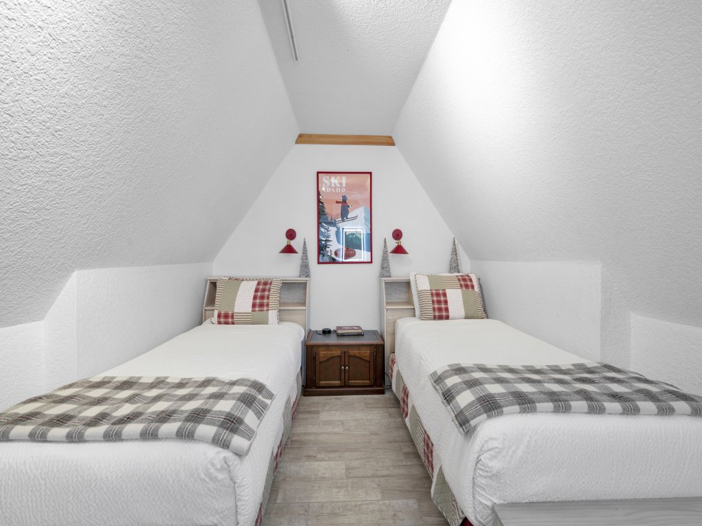 Schweitzer PM: Selkirk Split King - Family Suite w/ Balcony Vacation Rental in Idaho - RedAwning