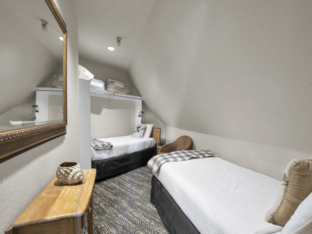 Schweitzer PM: Selkirk Premier King Vacation Rental in Idaho - RedAwning