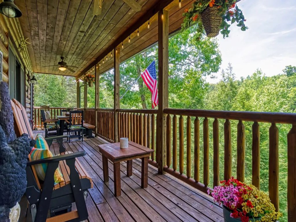 Hillbilly Hideaway Vacation Rental in Sevierville - RedAwning