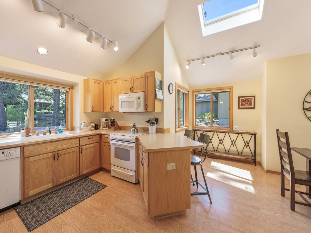 15 Lassen Vacation Rental in Sunriver - RedAwning