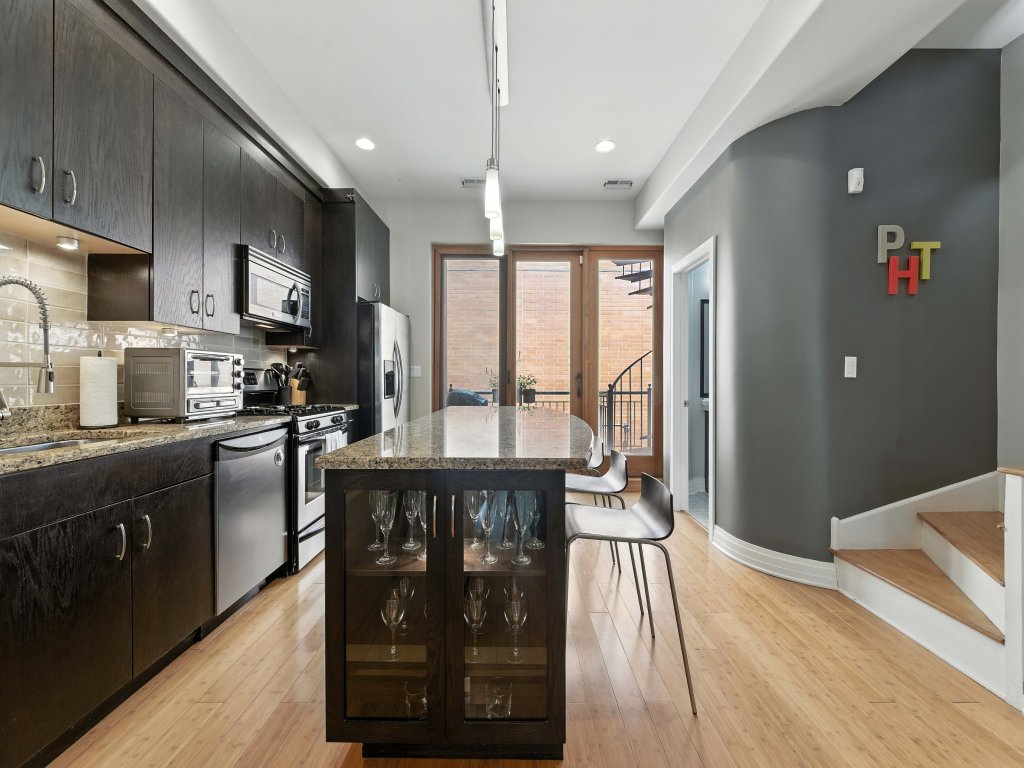 Spacious 3-Bed West Loop Townhouse, 1 Car Garage Vacation Rental in Chicago - RedAwning
