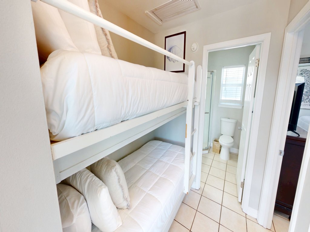 Nantucket Cottage 10A Vacation Rental in Destin - RedAwning