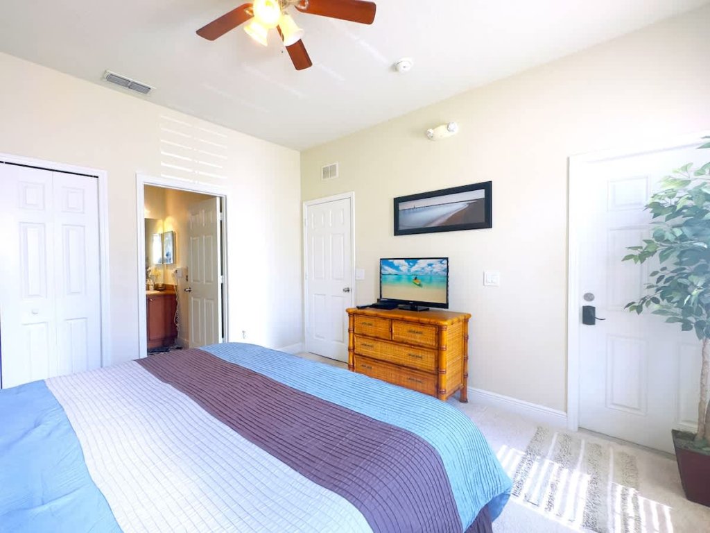4Br Resort Home with Pool and Lazy River Sleeps 10 Vacation Rental in Davenport - RedAwning