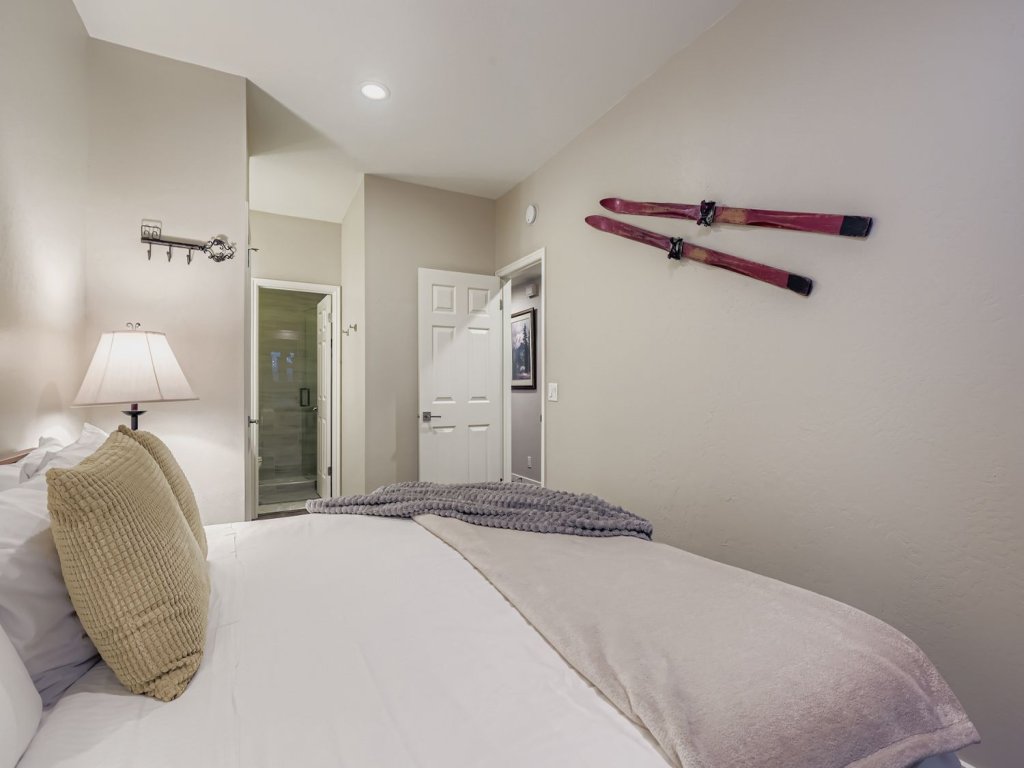 Peaceful Lift Line Escape Walk to Slopes and Hot Tub 207 Vacation Rental in Park City - RedAwning