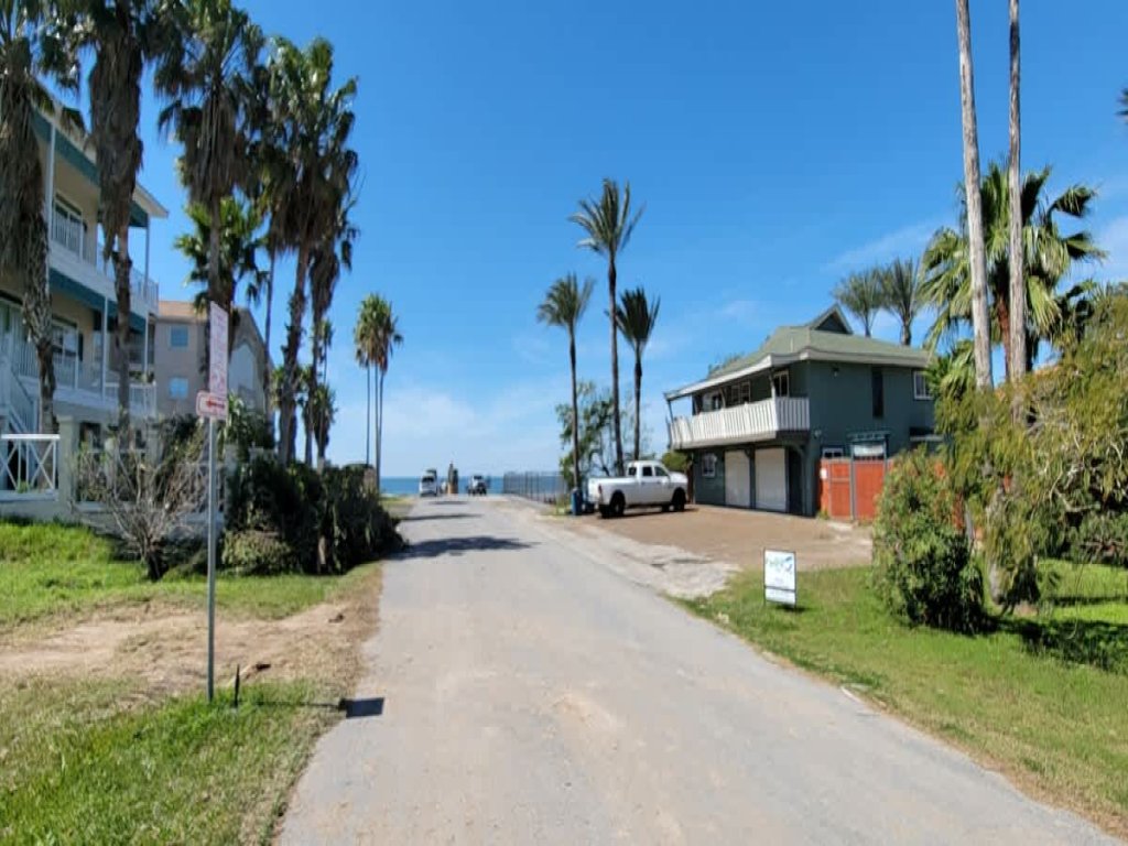* Bay View  Great Deck *2 levels  & 3 bedr * Pool Vacation Rental in South Padre Island - RedAwning