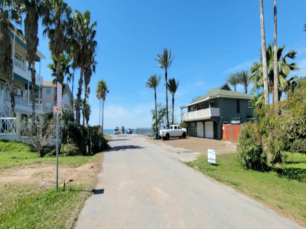 * Bay View  Great Deck *2 levels  & 3 bedr * Pool Vacation Rental in South Padre Island - RedAwning