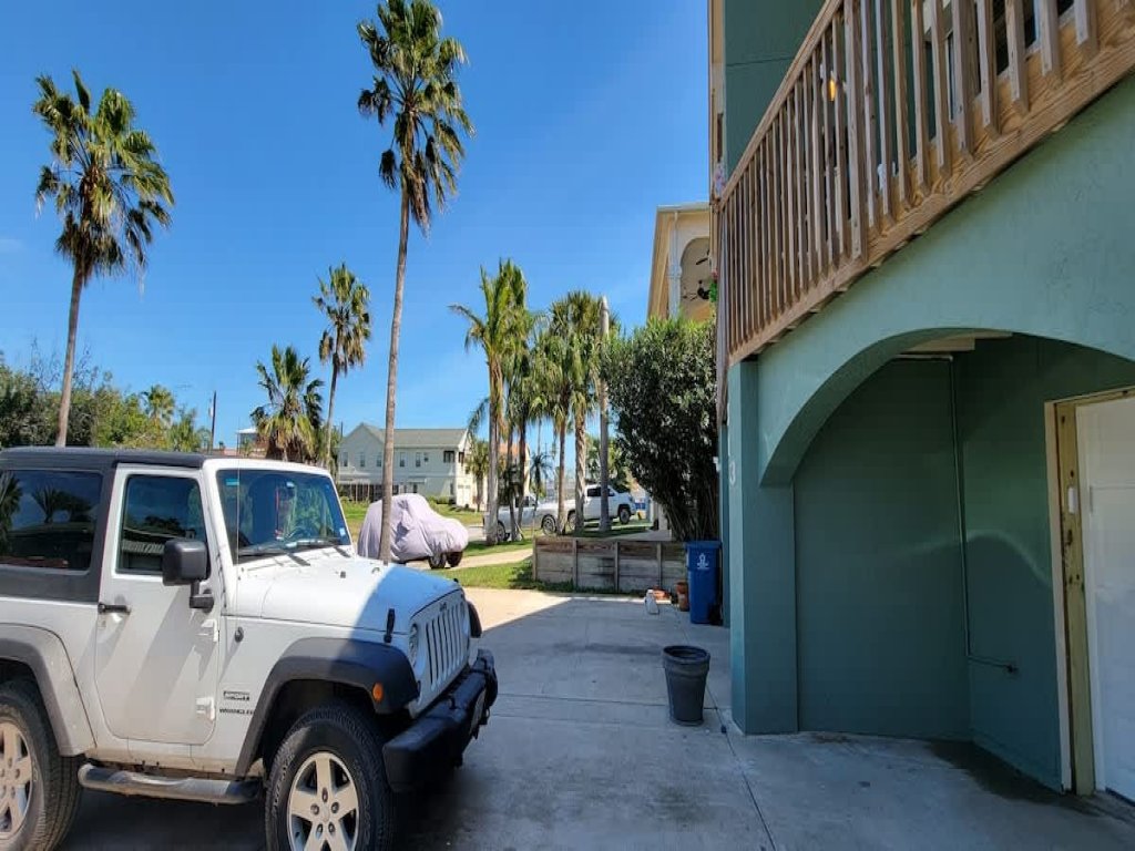 * Bay View  Great Deck *2 levels  & 3 bedr * Pool Vacation Rental in South Padre Island - RedAwning