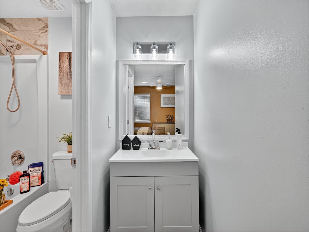Serenity Landing - 5 Minutes to Airport - Sleeps 6 Vacation Rental in Atlanta - RedAwning