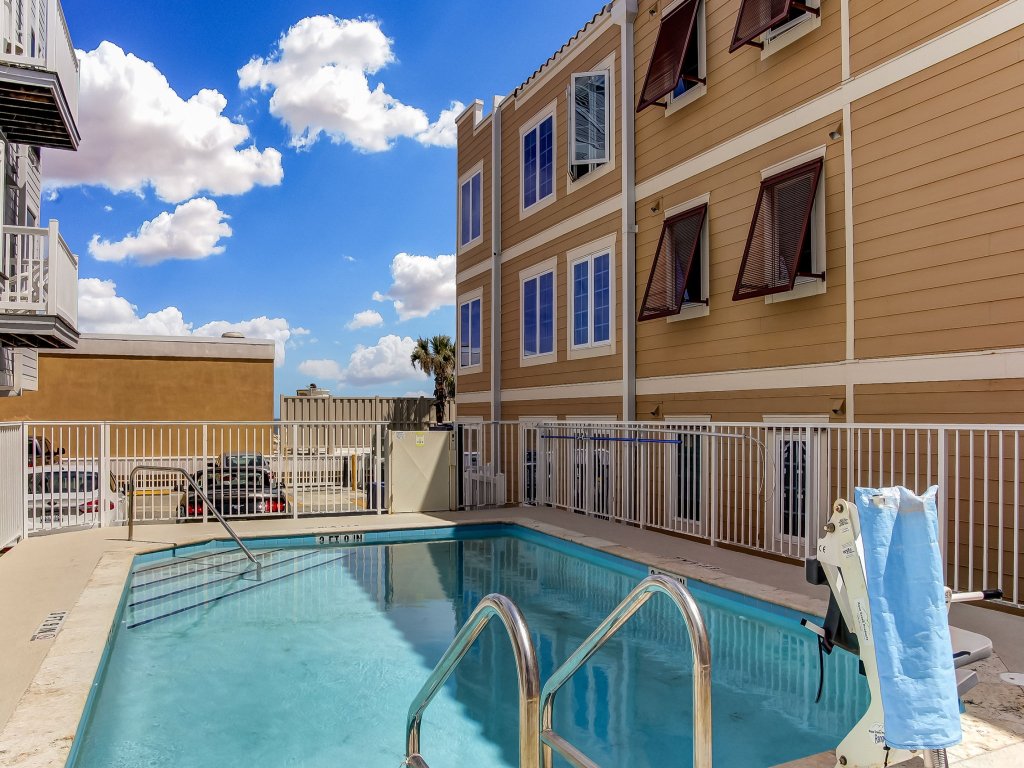 Vintage Ocean View Paradise - 1BR - Beachfront Vacation Rental in Fernandina Beach - RedAwning