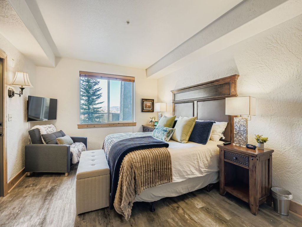 Silverado 124 Ski Condo Pool Hot Tub Retreat Vacation Rental in Park City - RedAwning