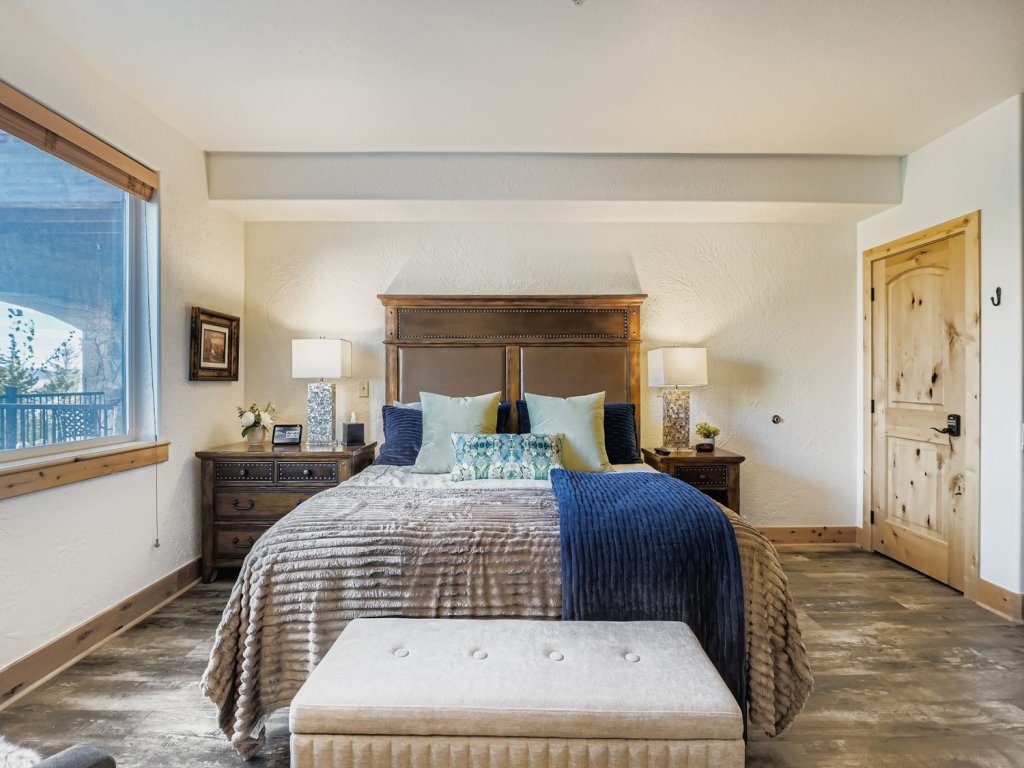 Silverado 124 Ski Condo Pool Hot Tub Retreat Vacation Rental in Park City - RedAwning