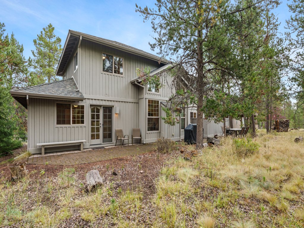 4 Tan Oak Vacation Rental in Bend - RedAwning