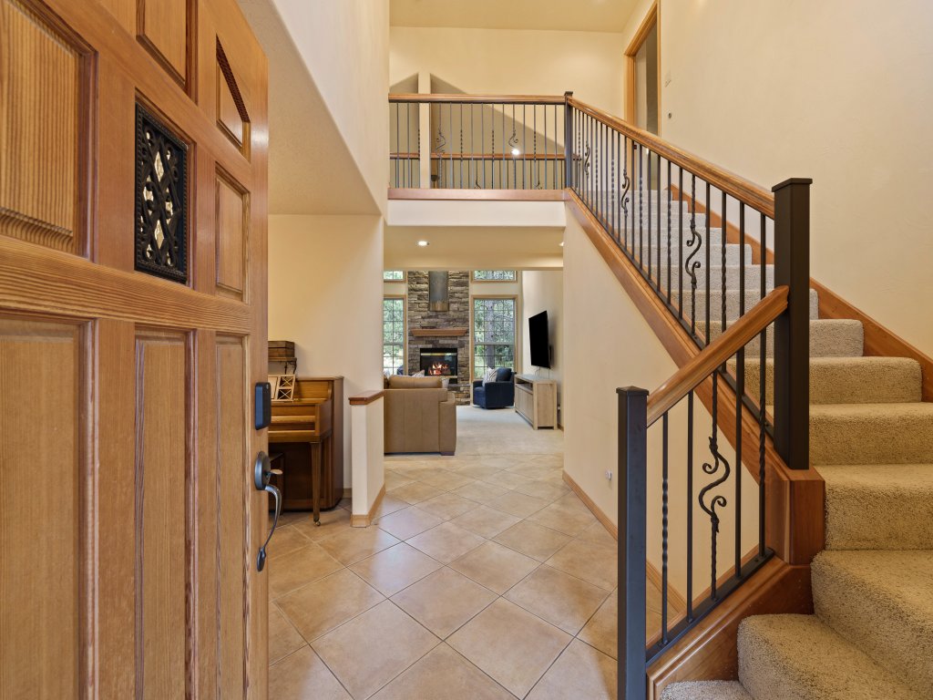 4 Tan Oak Vacation Rental in Bend - RedAwning