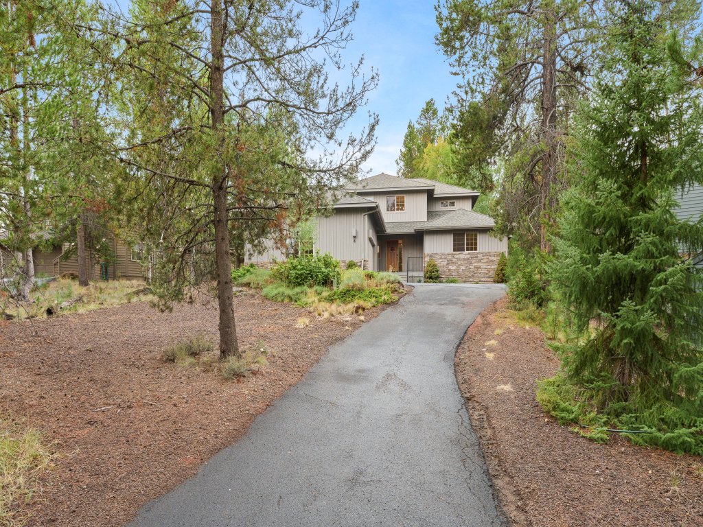 4 Tan Oak Vacation Rental in Bend - RedAwning
