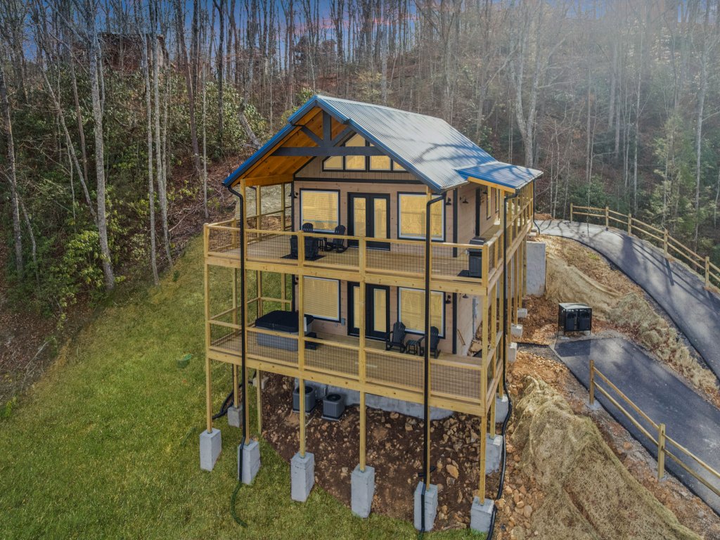Rivers Retreat Vacation Rental in Sevierville - RedAwning