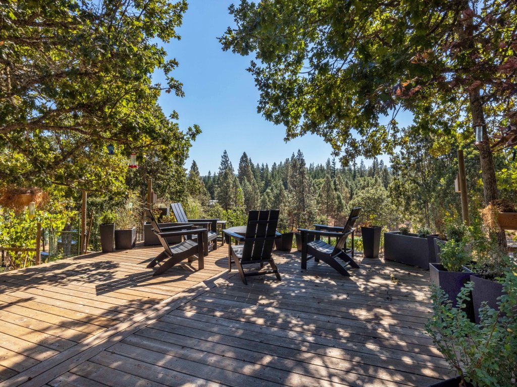 Happenstance Vineyards Vacation Rental in Mosier - RedAwning