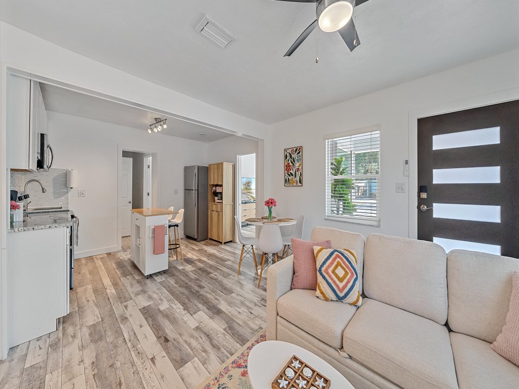 Urban Nest on 8th Vacation Rental in Sarasota - RedAwning