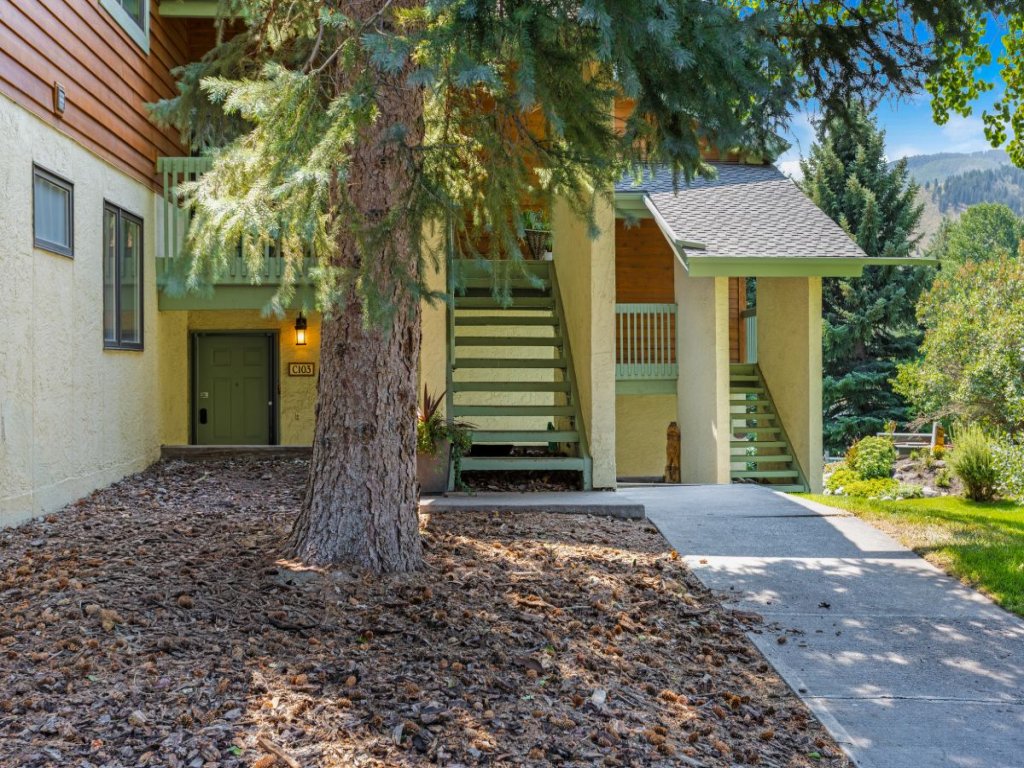 Buck Creek Condos C103 Vacation Rental in US - RedAwning