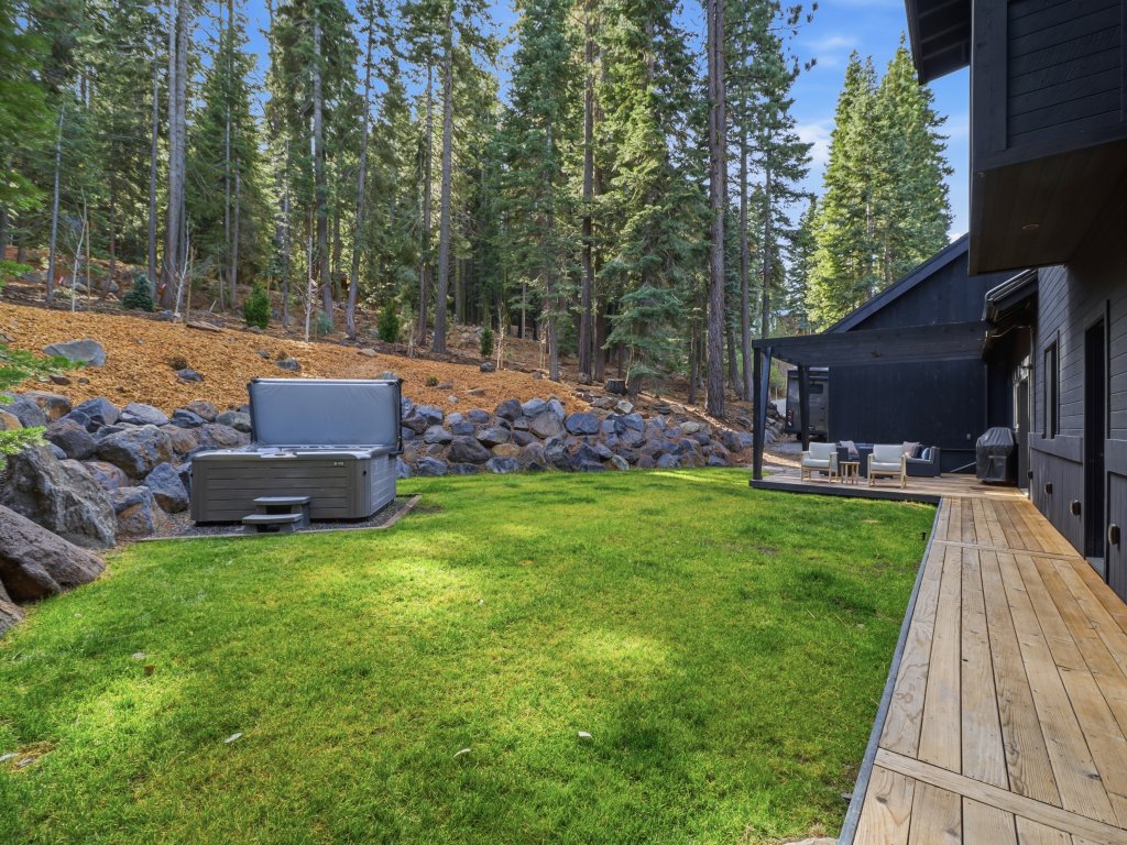 Sierra Sanctuary with Hot Tub Vacation Rental in Truckee - RedAwning