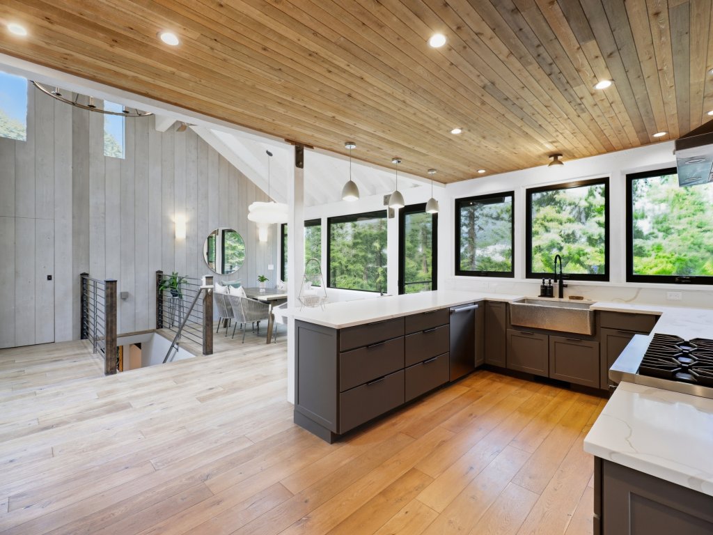 Sierra Sanctuary with Hot Tub Vacation Rental in Truckee - RedAwning